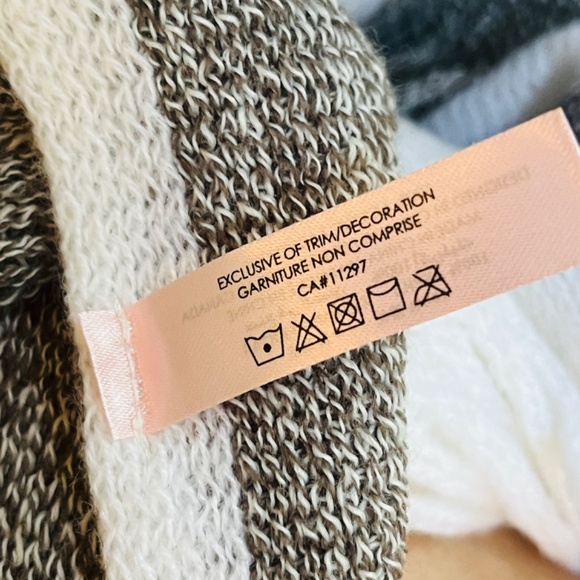 La Vie En Rose Colour Block White Grey Knitted Turtleneck Poncho One Size - Picture 10 of 14